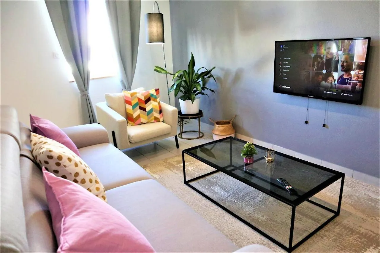 5 Mn Zenith Grande Halle Auvergne,Pied De Gergovie,Garage,Netflix Romagnat France